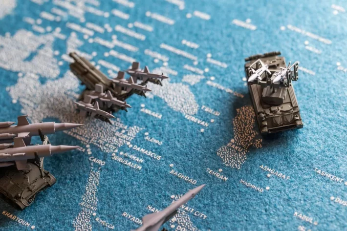 Conflito no Oriente M&eacute;dio aumenta a incerteza, mas n&atilde;o muda automaticamente a decis&atilde;o do Copom. Foto: AdobeStock