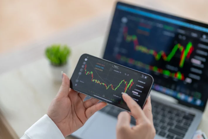 As bolsas europeias encerram o preg&atilde;o dessa quarta-feira em alta, ponderando as poss&iacute;veis consequ&ecirc;ncias econ&ocirc;micas da guerra. (Imagem: Adobe Stock)