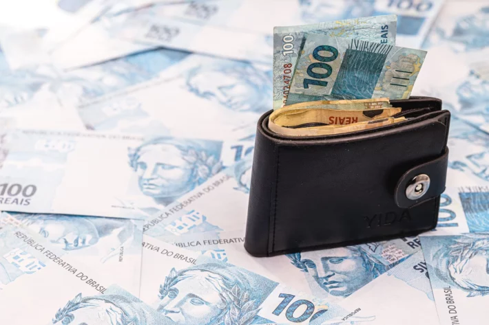 Em cen&aacute;rio de guerra, volatilidade global e juros elevados no Brasil, especialistas recomendam come&ccedil;ar a investir pela renda fixa e pela reserva de emerg&ecirc;ncia antes de avan&ccedil;ar para ativos de maior risco. (Foto: Adobe Stock)