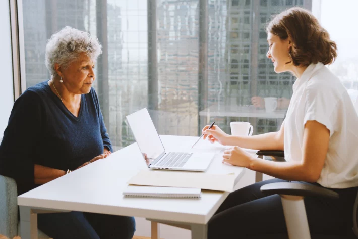 Aposentado precisa declarar o Imposto de Renda 2026? Veja quem &eacute; obrigado, os limites de renda definidos pela Receita Federal, regras para maiores de 65 anos e como receber restitui&ccedil;&atilde;o mais r&aacute;pido. (Imagem: Adobe Stock) 