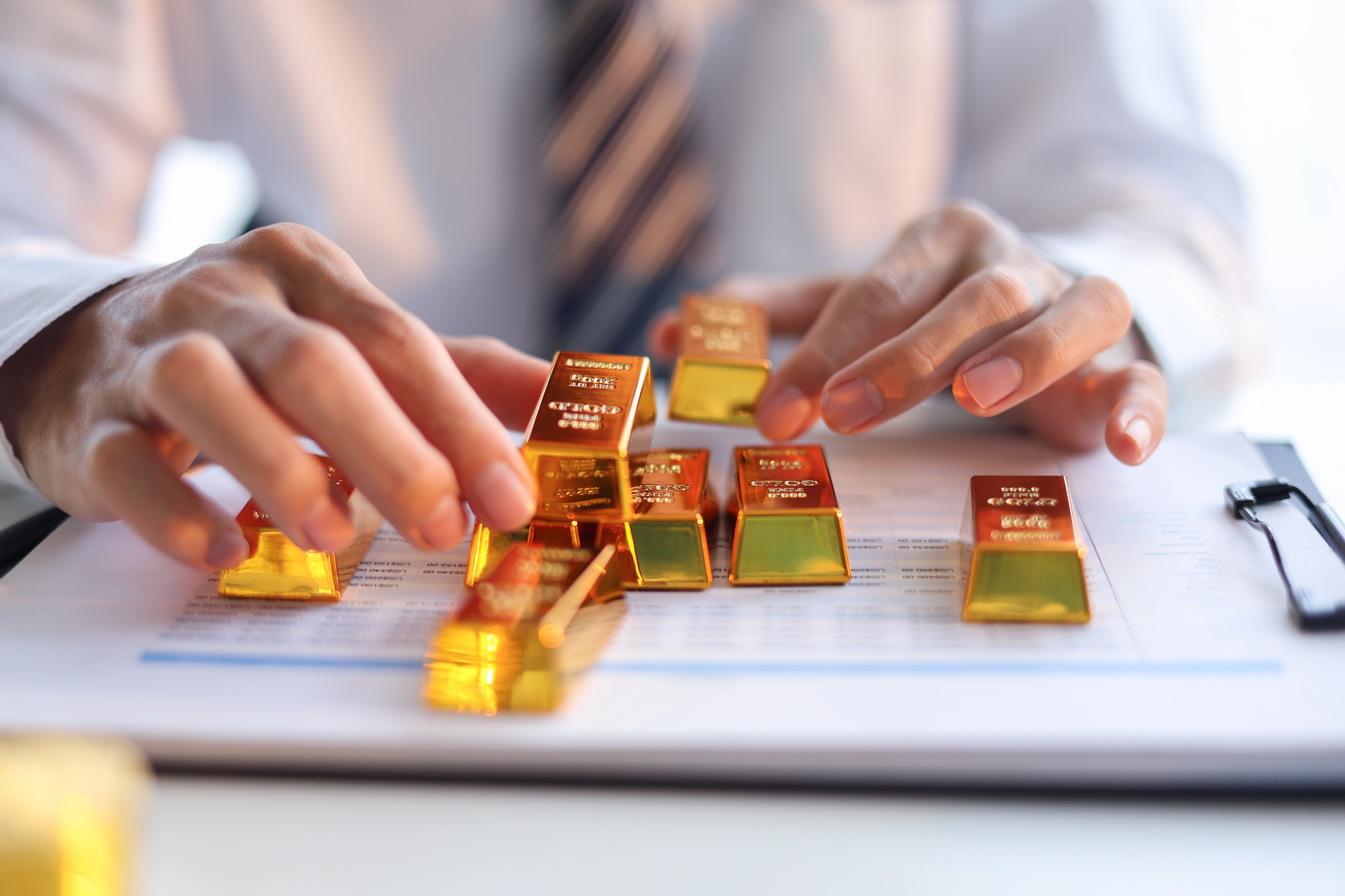 Ouro cai com guerra no Irã, pressiona ETFs e desafia tese de “porto seguro”