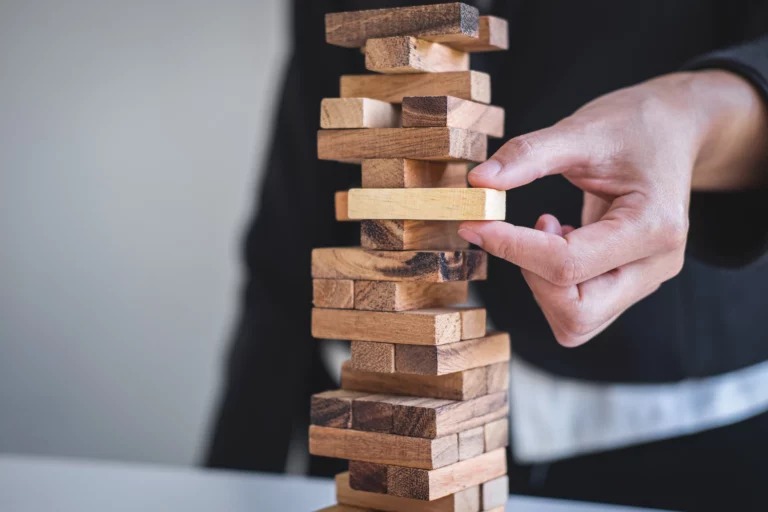 O risco de cr&eacute;dito n&atilde;o est&aacute; restrito a deb&ecirc;ntures ou empresas alavancadas. Saiba como ele aparece em t&iacute;tulos p&uacute;blicos, CDBs e at&eacute; mecanismos de prote&ccedil;&atilde;o como o FGC. (Imagem: Adobe Stock) 