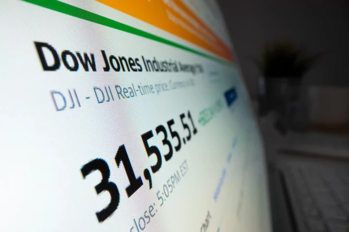 Futuros de Wall Street caem enquanto petr&oacute;leo dispara acima de US$ 100 com temores sobre oferta global em meio &agrave; guerra no Oriente M&eacute;dio. (Foto: Adobe Stock)