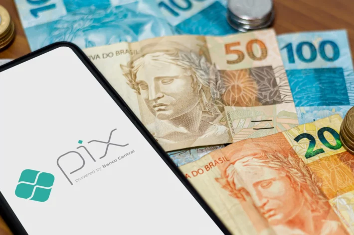 Pix e FedNow simbolizam a disputa entre Brasil e Estados Unidos por protagonismo na infraestrutura global de pagamentos em tempo real. (Foto: Adobe Stock)