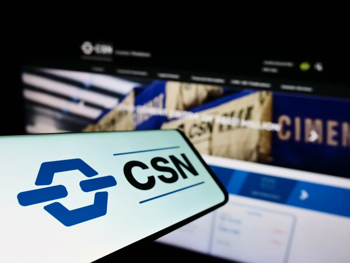 Na máxima, papel da CSN (CSNA3) sobe próximo de 7% e recupera parte das perdas de 30% que ainda soma no mês