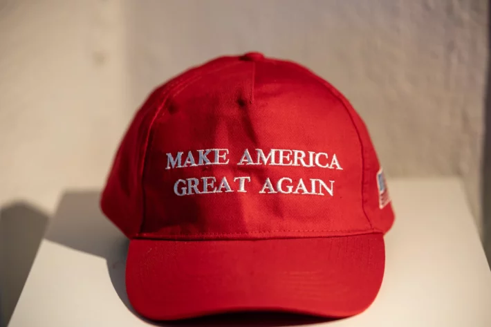 Segundo mandato de Donald Trump devolve a pol&iacute;tica americana ao centro da precifica&ccedil;&atilde;o global, com impacto direto sobre com&eacute;rcio, juros e energia. (Foto: Adobe Stock)