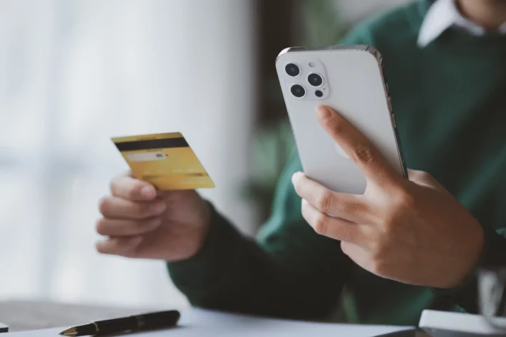 Cart&atilde;o de cr&eacute;dito no Brasil subiu mais do que o de d&eacute;bito, mas tem o Pix Parcelado como maior concorrente. (Imagem: Adobe Stock)