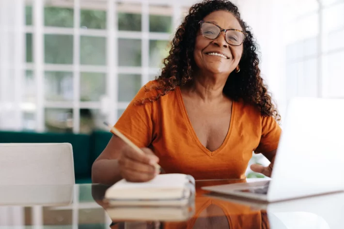 Mulheres ainda enfrentam desafios maiores para alcan&ccedil;ar independ&ecirc;ncia financeira e planejar a aposentadoria. (Foto: Adobe Stock)