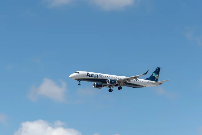 A S&P Global elevou o rating nacional da Azul (AZUL53) de &lsquo;D&rsquo; para &lsquo;brBBB-&rsquo; ap&oacute;s a conclus&atilde;o do Chapter 11. Ag&ecirc;ncia destaca redu&ccedil;&atilde;o de US$ 1,1 bilh&atilde;o na d&iacute;vida, renegocia&ccedil;&atilde;o de arrendamentos e melhora na alavancagem da companhia a&eacute;rea. (Imagem: Adobe Stock) 
