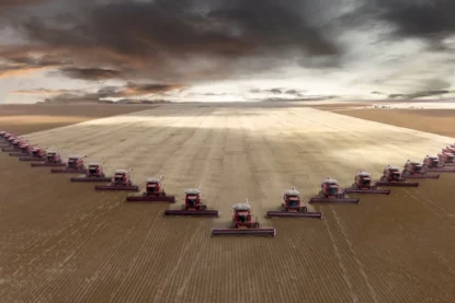 Colheita em latifúndio feito por máquinas agrícolas; Banco do Brasil (BBAS3) sobre impacto da guerra com travamento do mercado de fertilizantes para o agronegócio.