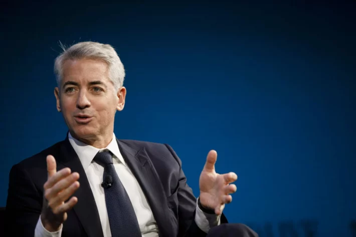 O fundador da Pershing Square Capital, Bill Ackman, com fortuna de US$ 8,24 bilh&otilde;es, apaga todas as luzes e se irrita com pequenos desperd&iacute;cios. Warren Buffett e Lucy Guo concordam: eles detestam gastar dinheiro com luxos desnecess&aacute;rios. | Bloomberg / Contributor