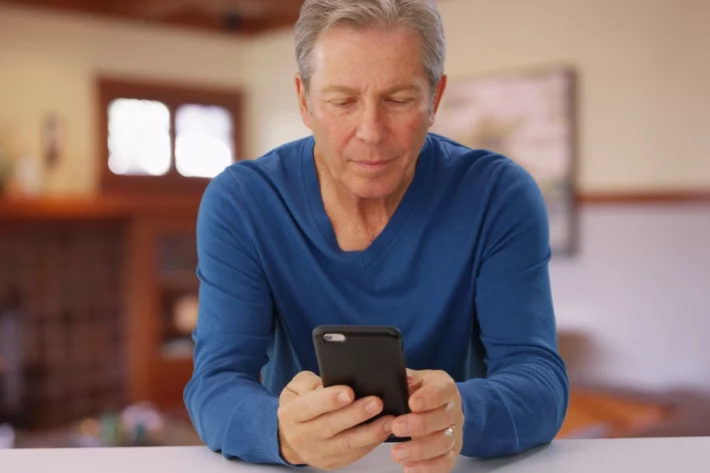 Os benefici&aacute;rios podem verificar a libera&ccedil;&atilde;o do pagamento por meio do app do programa. (Foto: Adobe Stock)