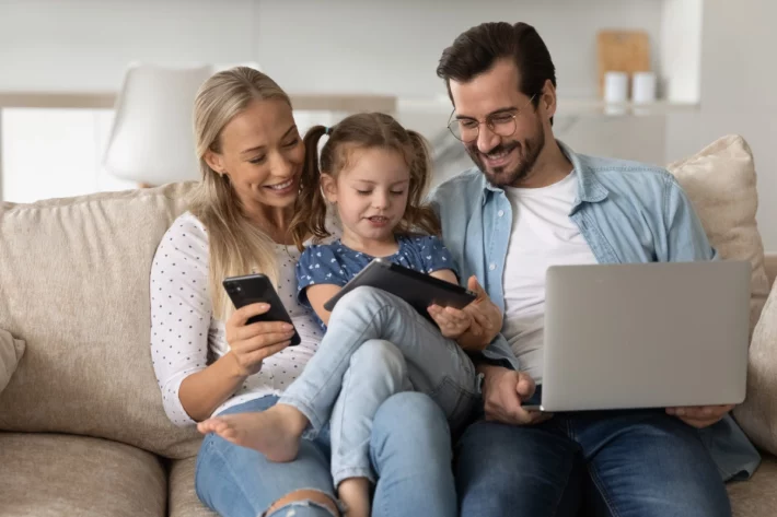 O Bolsa Fam&iacute;lia garante um valor m&iacute;nimo de R$ 600 por fam&iacute;lia. (Foto: Adobe Stock)