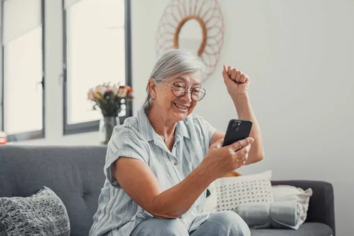 &Eacute; poss&iacute;vel conferir o n&uacute;mero do benef&iacute;cio pelo aplicativo do Meu INSS. (Foto: Adobe Stock)