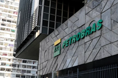 Por que a Petrobras (PETR3;PETR4) cai mais de 1% hoje mesmo com a alta do petróleo?