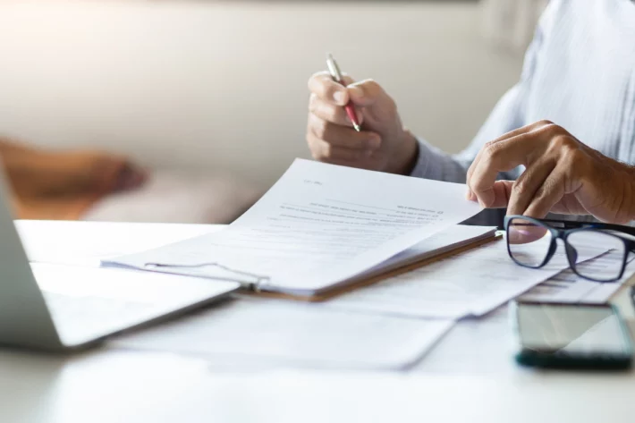 O saque pode ser solicitado pelo aplicativo do fundo ou diretamente em uma ag&ecirc;ncia. (Foto: Adobe Stock)