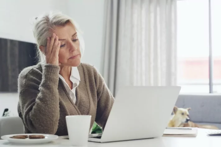 Pesquisa mostra que cerca de 33% dos aposentados possuem dificuldade em manter contas essenciais em dia. (Foto: Adobe Stock)