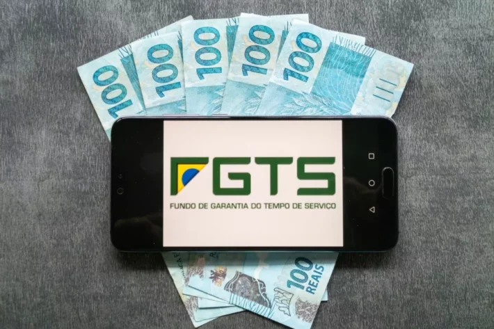 Os trabalhadores podem sacar at&eacute; R$  6.220,00 por conta vinculada. (Foto: Adobe Stock)