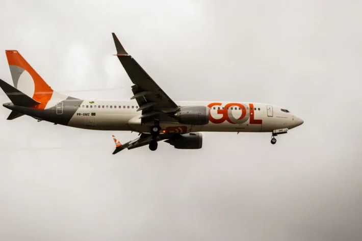 Com a sa&iacute;da da Gol (GOLL54) da B3, a Azul  (AZUL53) passa a ser a &uacute;nica companhia a&eacute;rea listada na Bolsa. (Imagem: Adobe Stock)