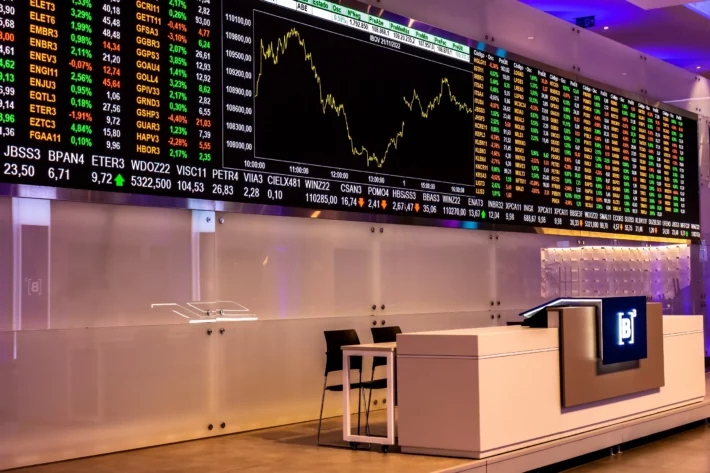 Ibovespa oscila perto dos 179 mil pontos em sess&atilde;o marcada por cautela global. Petr&oacute;leo em alta sustenta Petrobras, enquanto payroll fraco nos EUA aumenta volatilidade em juros e c&acirc;mbio. (Imagem: Adobe Stock) 