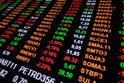 Ibovespa hoje sobe mais de 1% com alívio externo e queda dos juros; dólar recua perto de 1%