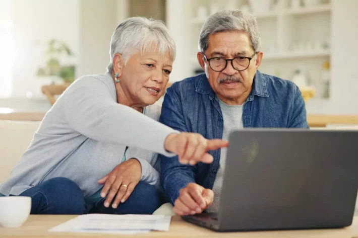 A prova de vida deve ser realizada anualmente pelos benefici&aacute;rios. (Foto: Adobe Stock)