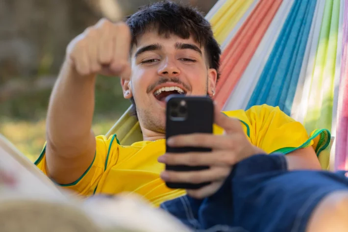 Com R$ 240 bilh&otilde;es movimentados em 2024, apostas online disputam espa&ccedil;o com educa&ccedil;&atilde;o financeira entre jovens no Brasil.  (Imagem: carballo em Adobe Stock)