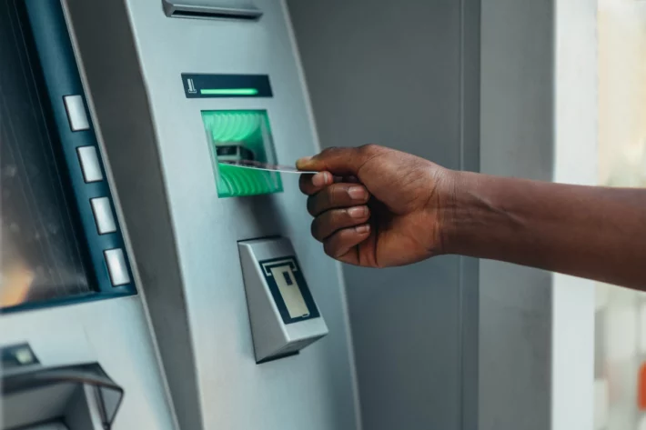 &Eacute; poss&iacute;vel acompanhar a situa&ccedil;&atilde;o do benef&iacute;cio em canais oficiais. (Foto: Adobe Stock)