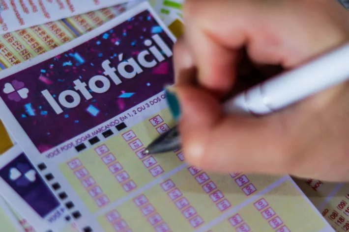 O sorteio ocorreu por volta das 21h. (Foto: Adobe Stock)