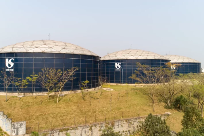 Sabesp (SBSP3) reporta resultado s&oacute;lido no 4T25, com lucro acima do esperado pelo Citi, apesar de despesas maiores e aumento da alavancagem; banco mant&eacute;m recomenda&ccedil;&atilde;o de compra. (Imagem: Adobe Stock) 