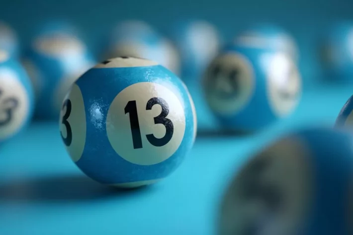 As apostas da loteria podem ser registradas presencialmente, em unidades lot&eacute;ricas. (Foto: Adobe Stock)