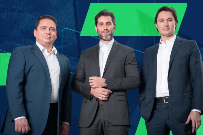 Lucas Pereira, Eduardo Cubas e Henrique Baggenstoss, s&oacute;cios da Manchester Investimentos (Foto: Manchester Investimentos/ DIvulga&ccedil;&atilde;o com arte de Victoria Fuoco)
