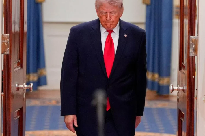 Petr&oacute;leo despenca ap&oacute;s cessar-fogo entre EUA e Ir&atilde; e reabertura de Ormuz. Brent cai mais de 15%, ADRs da Petrobras recuam e mercados globais entram em rali. Foto Alex Barndon/AFP