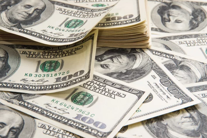 Queda do d&oacute;lar reflete combina&ccedil;&atilde;o de fatores globais e dom&eacute;sticos, com fluxo externo, commodities e juros favorecendo o real em 2026. (Foto: Adobe Stock)