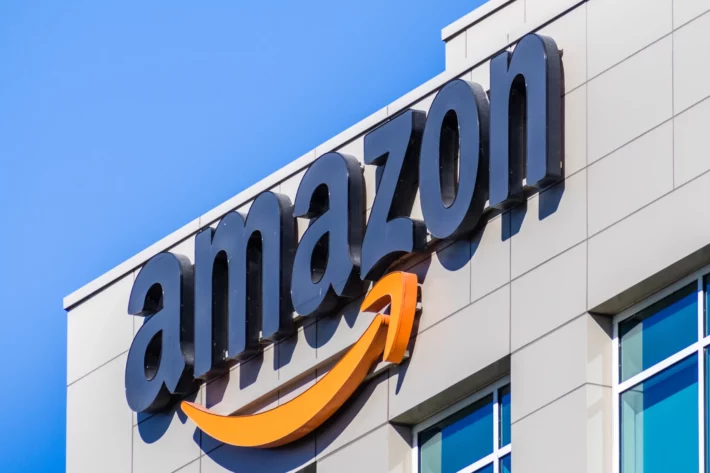 Amazon superou as estimativas de lucro no primeiro trimestre de 2026, impulsionada pelo forte desempenho de seu bra&ccedil;o de computa&ccedil;&atilde;o em nuvem, a AWS. (Imagem: Adobe Stock)