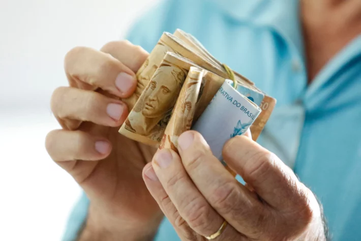 Carga tribut&aacute;ria no Brasil pesa mais sobre contribuintes de menor renda. Foto: Adobe Stock