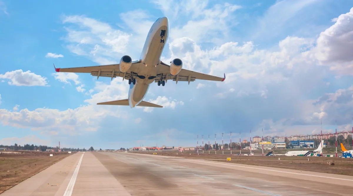 Combustível de aviação dispara e deve encarecer passagens aéreas em até 20%