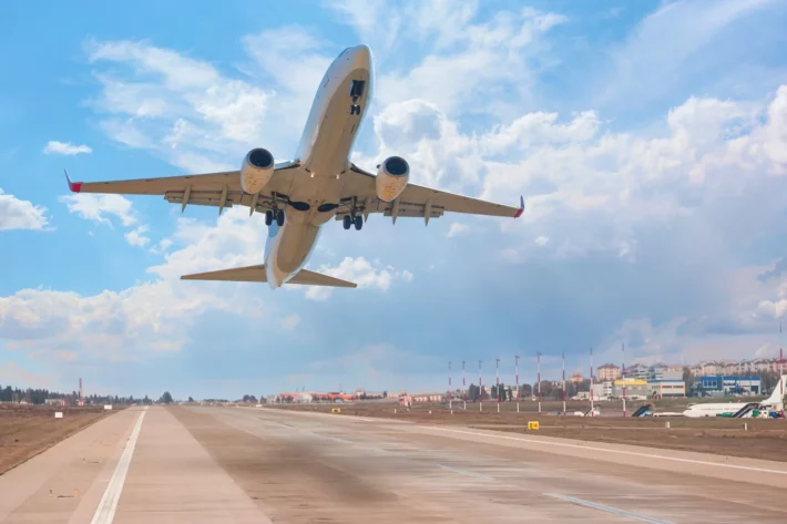 Alta do QAV e do petr&oacute;leo eleva custos das a&eacute;reas e deve impactar diretamente o pre&ccedil;o das passagens. (Foto: Adobe Stock)