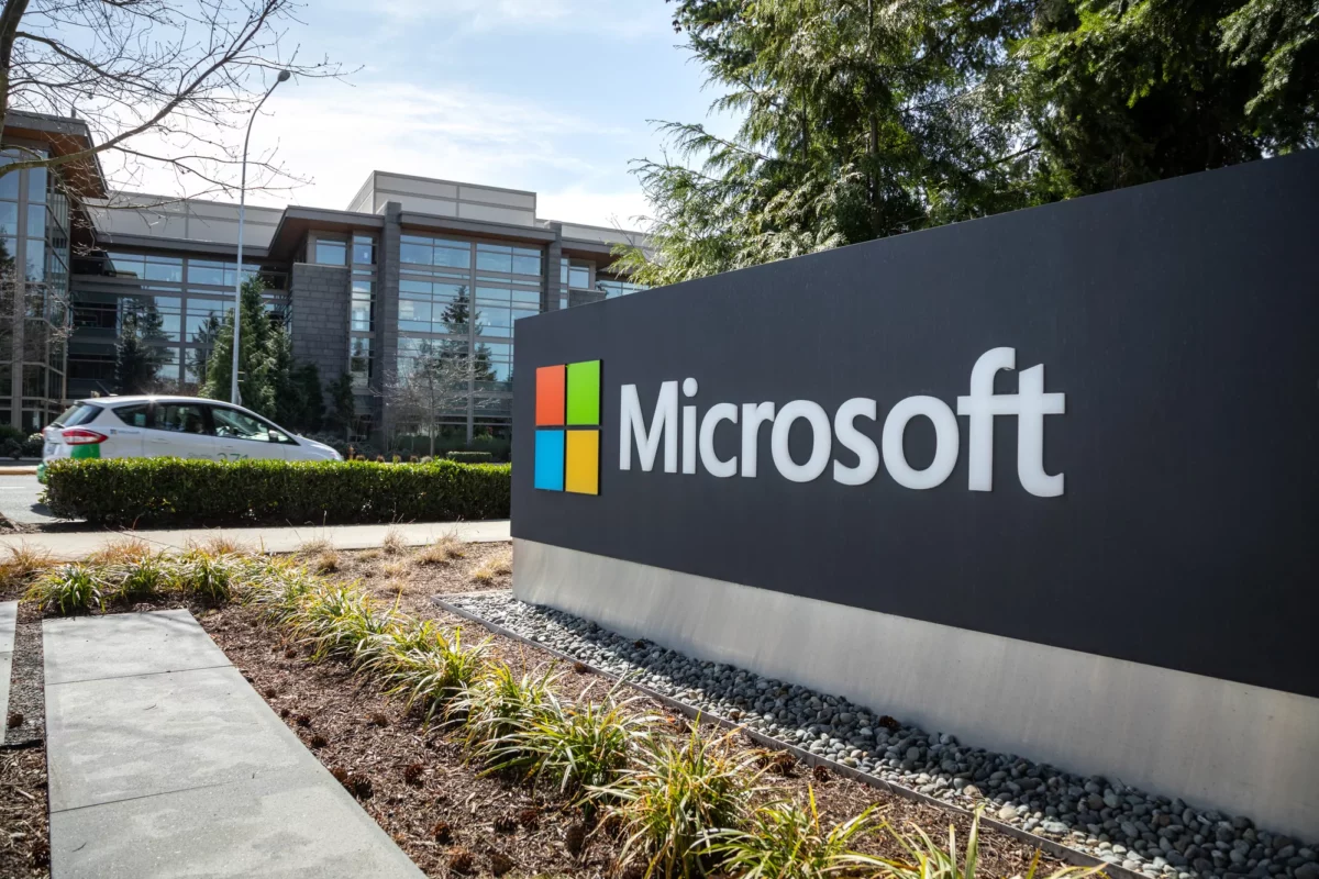 Com aumento da demanda por IA, Microsoft (MSFT34) vai investir US$ 5,5 bilhões em Singapura até 2029