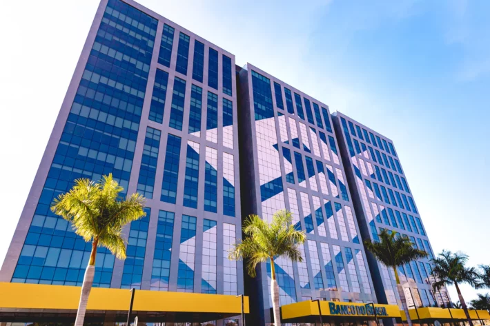 BBAS3 cai mais de 2% ap&oacute;s rebaixamento do Goldman Sachs, que v&ecirc; riscos no cr&eacute;dito rural e dificuldade de cumprir o guidance. Movimento respinga em BBSE3. (Imagem: Adobe Stock) 