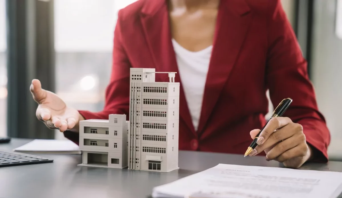 FIIs são melhores que REITs? Veja qual vale mais a pena para renda e crescimento