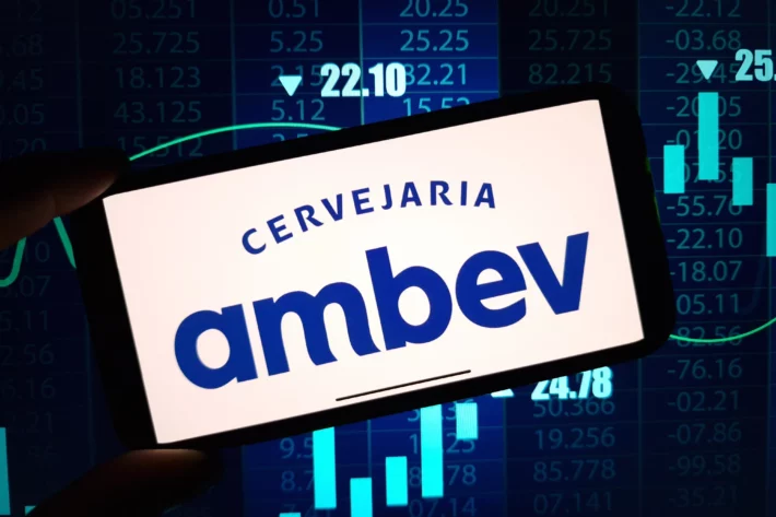Custos elevados e queda de volumes podem pressionar o resultado do balan&ccedil;o do 1TRI26 da Ambev (ABEV3). (Imagem: piter2121/Adobe Stock)
