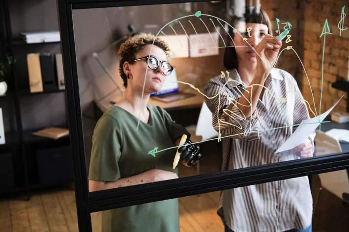 Mais do que narrativa, a comunica&ccedil;&atilde;o estrat&eacute;gica se consolida como ativo de neg&oacute;cio, capaz de impulsionar crescimento, fortalecer reputa&ccedil;&atilde;o e elevar o valuation das empresas. (Imagem: Adobe Stock) 