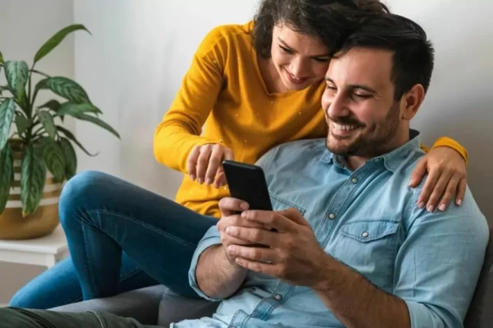 A libera&ccedil;&atilde;o do benef&iacute;cio pode ser verificada no aplicativo do programa. (Foto: Adobe Stock)