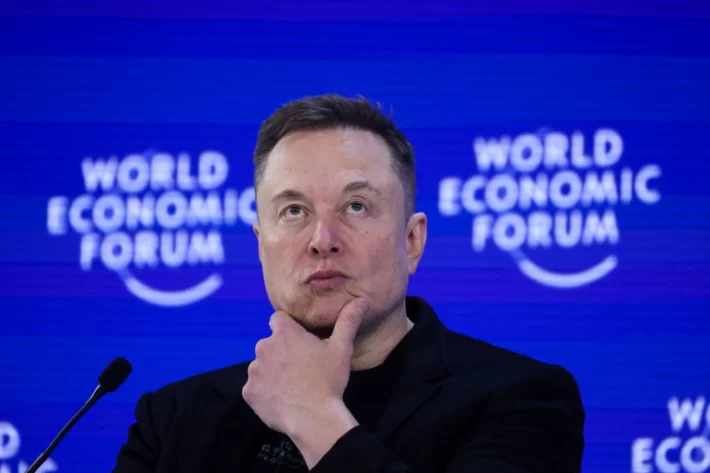 Elon Musk diz que poupar para aposentadoria pode deixar de fazer sentido com a ascens&atilde;o da IA e da rob&oacute;tica, que devem criar um cen&aacute;rio de abund&acirc;ncia e transformar trabalho, renda e consumo. (Imagem: Krisztian Bocsi&mdash;Bloomberg via Getty Images)