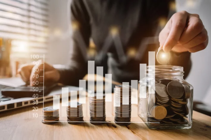 Um levantamento da Anbima constou que 33% dos brasileios economizou dinheiro em 2025, enquanto 24% investiu. (Imagem: Adobe Stock)