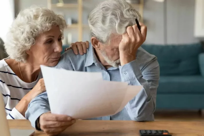 O Governo Federal disponibiliza uma cartilha com conselhos aos idosos sobre como evitar golpes. (Foto: Adobe Stock)