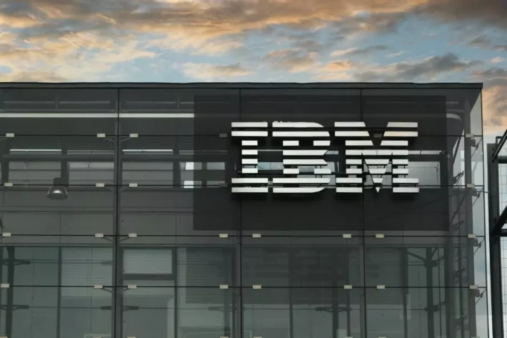 IBM (IBMB34) supera em lucro e receita, mas ações caem após empresa manter projeções
