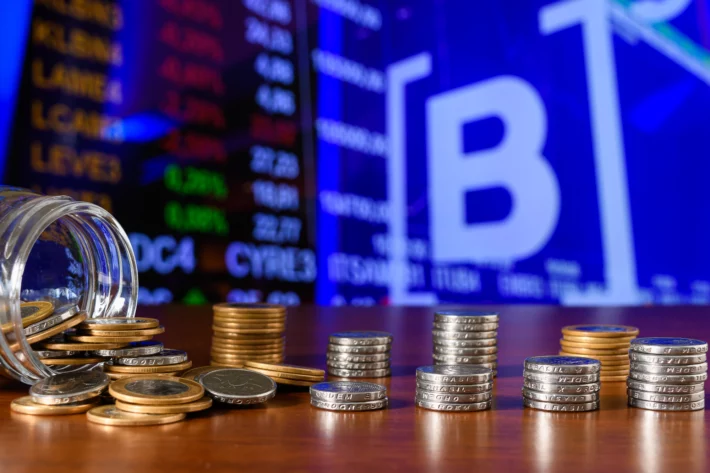 Mercado retoma negocia&ccedil;&otilde;es ap&oacute;s feriado com foco em indicadores econ&ocirc;micos e cen&aacute;rio externo ainda marcado por tens&otilde;es geopol&iacute;ticas. (Imagem: Adobe Stock)