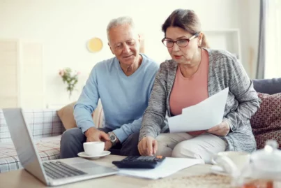 Idosos superendividados: entenda como renegociar dívidas com conta de gás